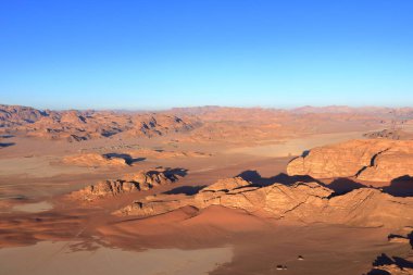 Ürdün 'deki ünlü Wadi Rum çölünün hava manzarası, sıcak hava balonundan.