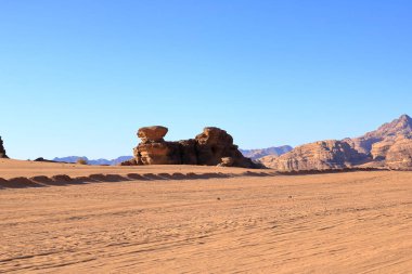 Ürdün 'deki ünlü Wadi Rum çölünün hava manzarası, sıcak hava balonundan.