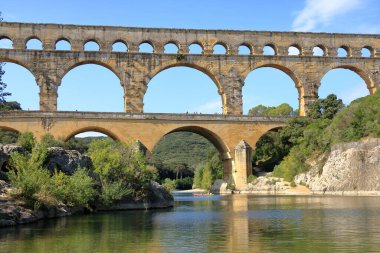 Provence, Fransa - 25 Ağustos 2024: Pont du Gard, Fransa 'nın Provence şehrinde bulunan eski bir Roma su kemeri.