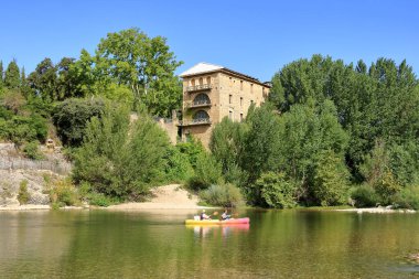 Provence, Fransa - 25 Ağustos 2024: Pont du Gard, Fransa 'nın Provence şehrinde bulunan eski bir Roma su kemeri.