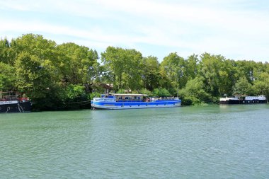 Avignon, Fransa - 25 Ağustos 2024: Rhone Nehri 'ne öğleden sonra demir atan tekneler