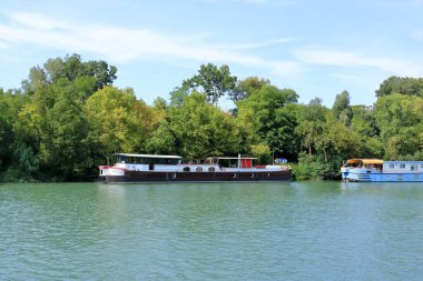 Avignon, Fransa - 25 Ağustos 2024: Rhone Nehri 'ne öğleden sonra demir atan tekneler