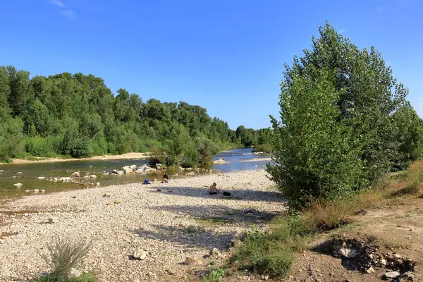 Provence, Fransa Avrupa - 25 Ağustos 2024: İnsanlar Fransa 'nın güneyindeki ünlü Roma su kemeri Pont du Gard' daki Gardon nehrini ziyaret edip eğleniyorlar.