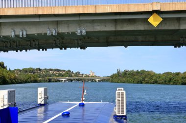 Avignon, Fransa - 25 Ağustos 2024: Gard departmanının bulunduğu Avignon şehri, Rhone Nehri manzaralı