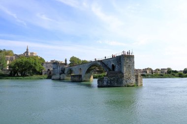 Avignon, Fransa - 25 Ağustos 2024: Pont St. Benezet (le pont d 'avignon) köprüsü Rhone Nehri üzerinde, sudan görüldü