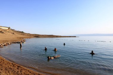 Sweimeh, Swemeh, Ürdün 'de Ölü Deniz - 09 Mayıs 2024: Ölü denizin sularında yıkanan insanlar