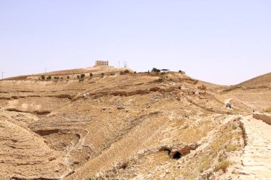 Ürdün 'deki Machaerus - 11 Mayıs 2024: İnsanlar takviyeli tepe sarayının (Herod Kalesi) tadını çıkarıyorlar.)