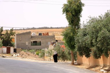 Ürdün 'deki Dhiban - 11 Mayıs 2024: Öğlen Ürdün' de küçük bir kasabada sokak hayatı