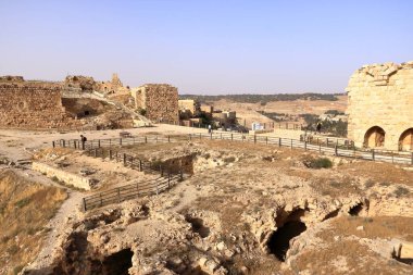 Kerak Karak Şatosu, Ürdün - 11 Mayıs 2024: El-Kerak savaş kalesinde yürüyen insanlar, Orta Doğu 'da antik tarih