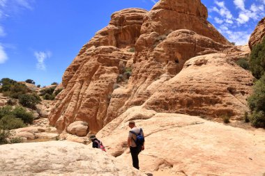 Ürdün 'deki Dana Biyosfer Doğa Koruma Alanı - 12 Mayıs 2024: İnsanlar çöl kayalıklarında yürüyüş yapıyor