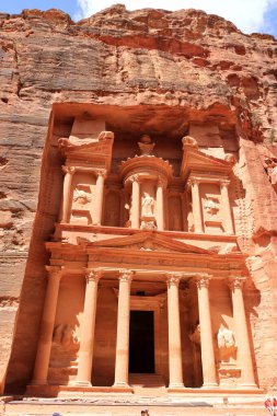 Petra, Ürdün 'deki Vadi Musa - 13 Mayıs 2024: El-Hazine veya Hazine' deki insanlar