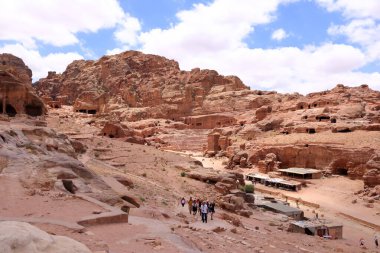 Petra, Ürdün 'deki Wadi Musa - 13 Mayıs 2024: insanlar Petra' daki Antik tiyatronun önünden geçiyor
