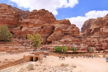 Petra, Ürdün 'deki Wadi Musa - 13 Mayıs 2024: insanlar Kasr Al Bint Tapınağı' na doğru yola çıktılar.