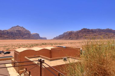 Wadi Rum, Ürdün - 15 Mayıs 2024: Wadi Rum çölündeki kayaların manzarası