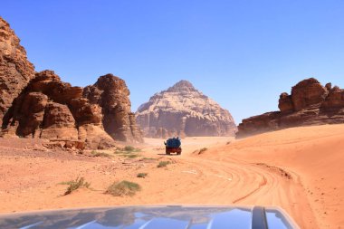 Wadi Rum, Ürdün - 15 Mayıs 2024: Wadi Rum Çölü 'nde su taşıyan kamyon