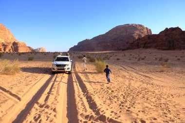 Wadi Rum, Ürdün - 15 Mayıs 2024: Offroad Seyahat Maceraları Wadi Rum Çölü 'nde safari arabası