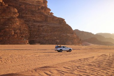 Wadi Rum, Ürdün - 15 Mayıs 2024: Offroad Seyahat Maceraları Wadi Rum Çölü 'nde safari arabası