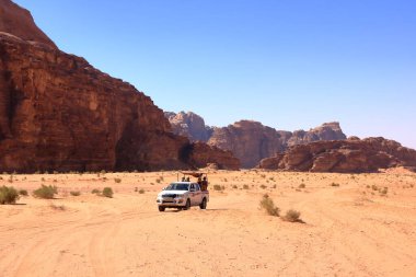 Wadi Rum, Ürdün - 15 Mayıs 2024: Offroad Seyahat Maceraları Wadi Rum Çölü 'nde safari arabası