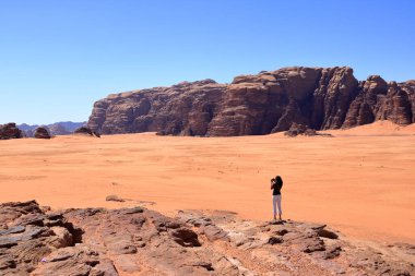 Wadi Rum, Ürdün - 15 Mayıs 2024: Wadi Rum çölünde yürüyüş yapan turistler