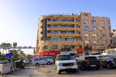 Ürdün 'deki Akabe - 17 Mayıs 2024: Akabe' nin gündüz sokak manzarası