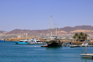 İsrail 'de Eilat - 17 Mayıs 2024: Akabe Körfezi' ndeki limandan görülen şehir
