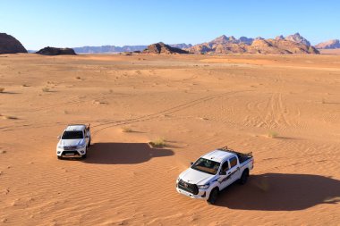 Wadi Rum, Ürdün - 16 Mayıs 2024: Wadi Rum Çölünde Arabalar, balondan görüldü