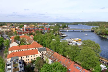 Potsdam, Brandenburg, Almanya - 13 Nisan 2024: Şehir ve batıdaki çevre