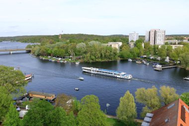 Potsdam, Brandenburg, Almanya - 13 Nisan 2024: Şehir ve kuzeydeki çevre