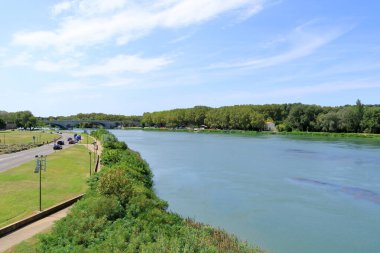 Fransa 'da Rhone nehri ile Avignon' un hava manzarası