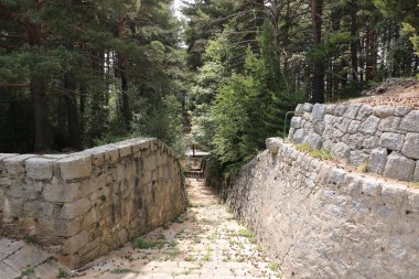 Kurak göl kuraklık ve yağmur ve nem eksikliği içinde Estany d 'Engolaster Gölü, Andorra