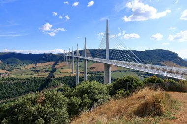 Millau Viaduct, Fransa 'nın Millau şehrinde Tarn Nehri' nin kıyısında, Millau Viyadük 'te kaldı.