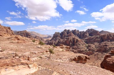 Ürdün 'ün tarihi ve arkeolojik kenti Petra' daki Ad-Deir Patikası Manastırı manzarası