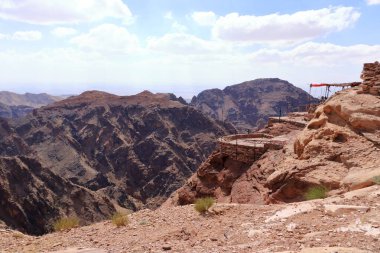 Ürdün 'ün tarihi ve arkeolojik kenti Petra' daki Ad-Deir Patikası Manastırı manzarası