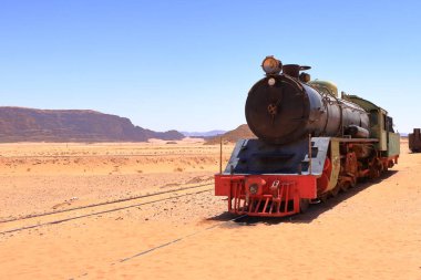 Lokomotif treni Ürdün 'deki Wadi Rum çölünde