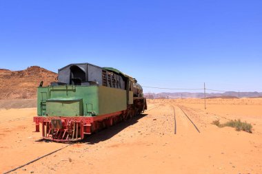 Lokomotif treni Ürdün 'deki Wadi Rum çölünde