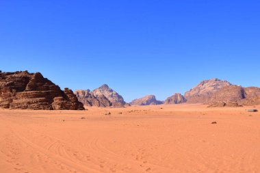 Ürdün 'deki Wadi Rum çölünde kayaların manzarası