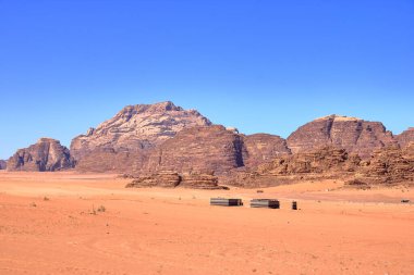 Ürdün 'deki Wadi Rum çölünde kayaların manzarası