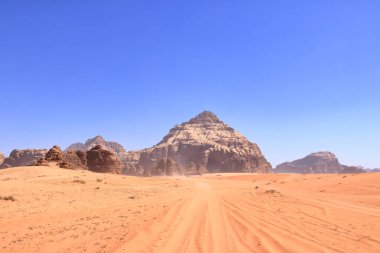 Ürdün 'deki Wadi Rum çölünde kayaların manzarası