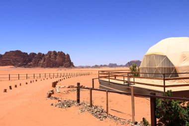 Ürdün 'deki Wadi Rum Çölü' nde kamp çadırları.