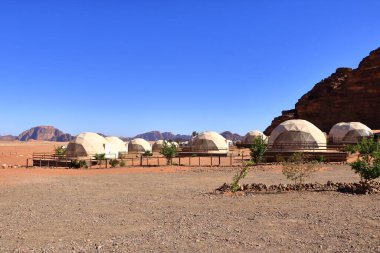Ürdün 'deki Wadi Rum Çölü' nde kamp çadırları.