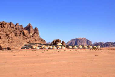Ürdün 'deki Wadi Rum Çölü' nde kamp çadırları.