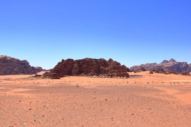 Ürdün 'deki Wadi Rum Çölü' nde kamp çadırları.