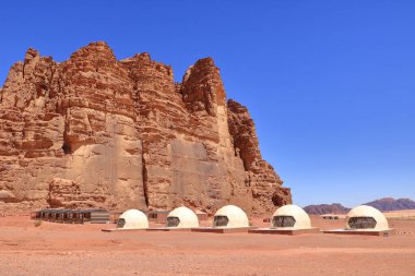 Ürdün 'deki Wadi Rum Çölü' nde kamp çadırları.