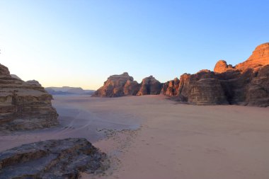 Ürdün 'deki ünlü Wadi Rum çölünün hava manzarası, sıcak hava balonundan.
