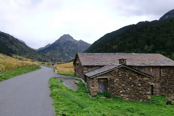 Bulutlu bir günde Andorra 'da Pireneler' de küçük evler