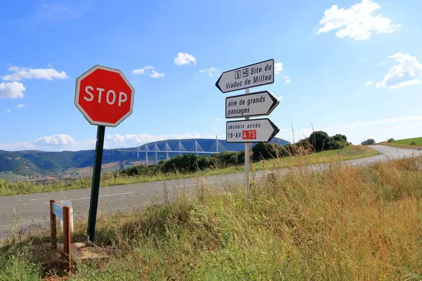 Millau Viaduct, Fransa 'nın Millau şehrinde Tarn Nehri' nin kıyısında, Millau Viyadük 'te kaldı.