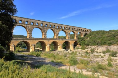Provence, Fransa Avrupa - 25 Ağustos 2024: İnsanlar Fransa 'nın güneyindeki ünlü Roma su kemeri Pont du Gard' ı ziyaret edip eğleniyorlar.