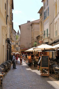 Avignon, Fransa Avrupa 'da - 25 Ağustos 2024: İnsanlar şehrin güzel sokaklarının tadını çıkarıyor