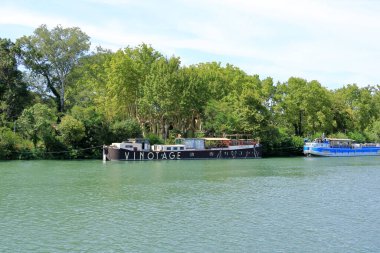 Avignon, Fransa - 25 Ağustos 2024: Rhone Nehri 'ne öğleden sonra demir atan tekneler