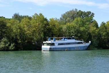 Avignon, Fransa - 25 Ağustos 2024: Rhone Nehri 'ne öğleden sonra demir atan tekneler